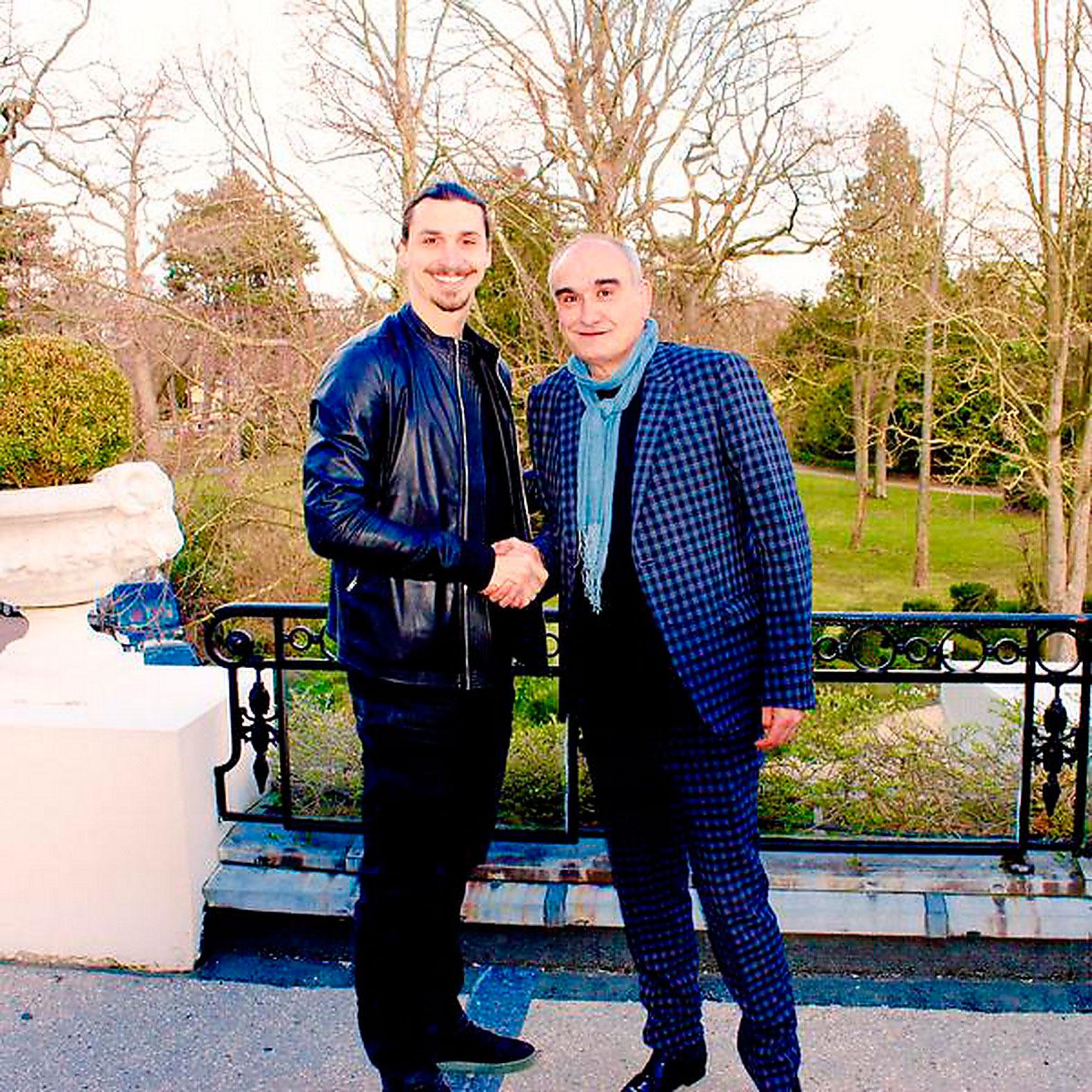 I början av mars skrev Zlatan kontrakt med Universal Studios franska kontor, U Think Agence, och han fotades sedan med Pascal Nègre, chefen för Universal Studios France.