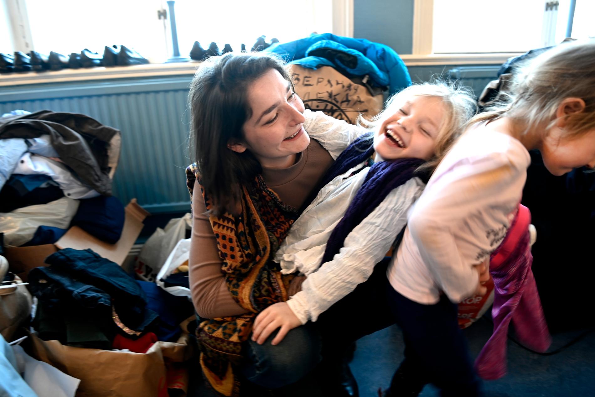 Hanna Liebiedieva med sina döttrar.