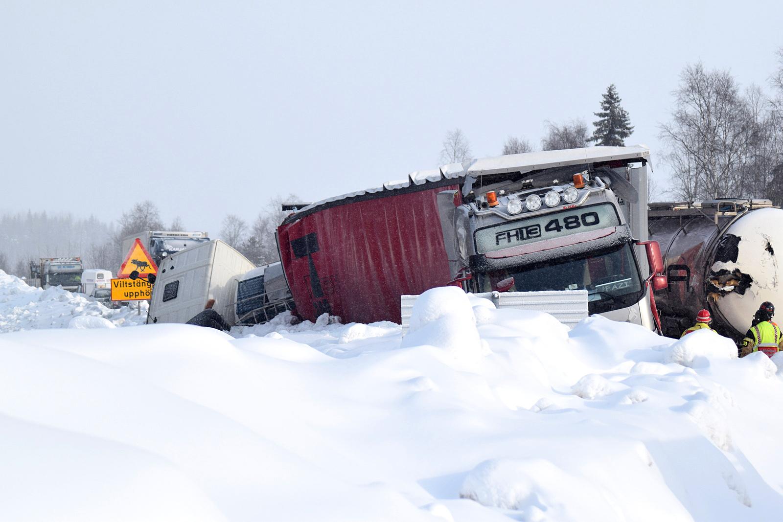 Två lastbilar kolliderade på E4 i höjd med Bye i Timrå kommun.  