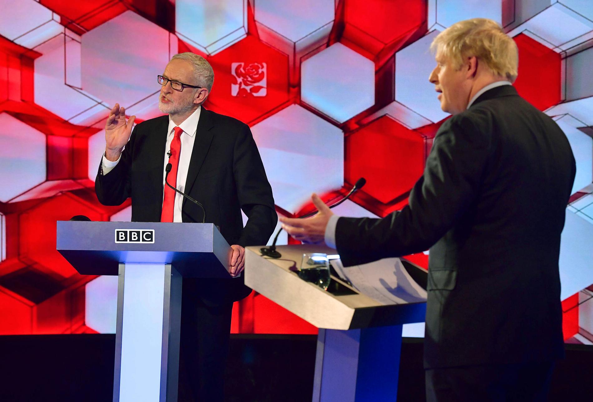 Labourledaren Jeremy Corbyn (till vänster) och premiärminister Boris Johnson under en tv-debatt inför valet.