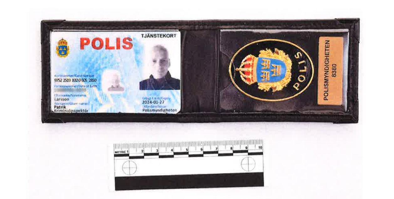 Det falska polislegitimationen – med Mats Rimdahls bild.