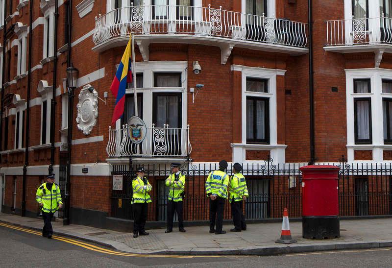 Här, på Ecuadors ambassad i London, håller sig Assange inlåst.