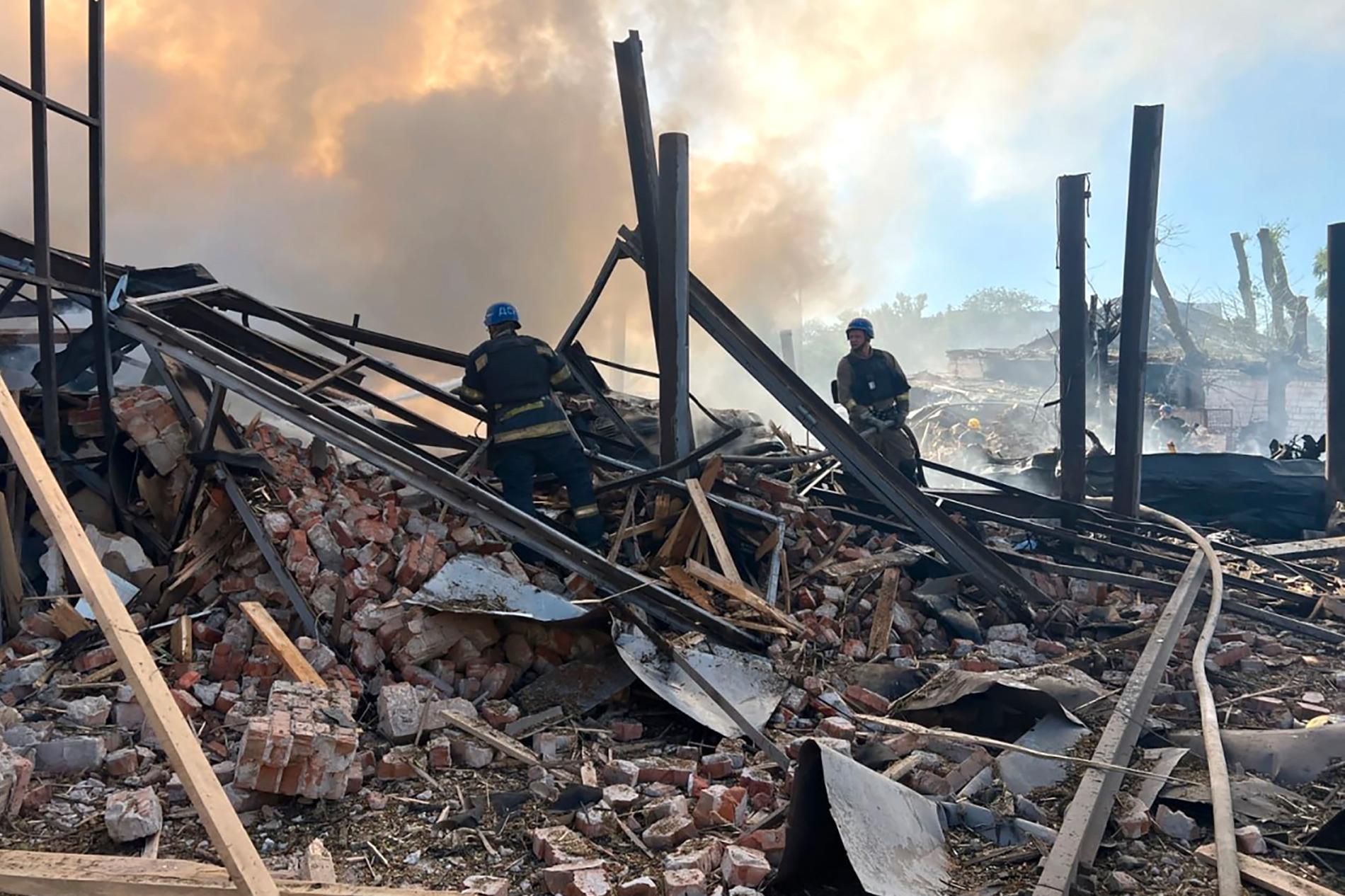 Räddningsarbete efter en rysk attack i Ukraina.