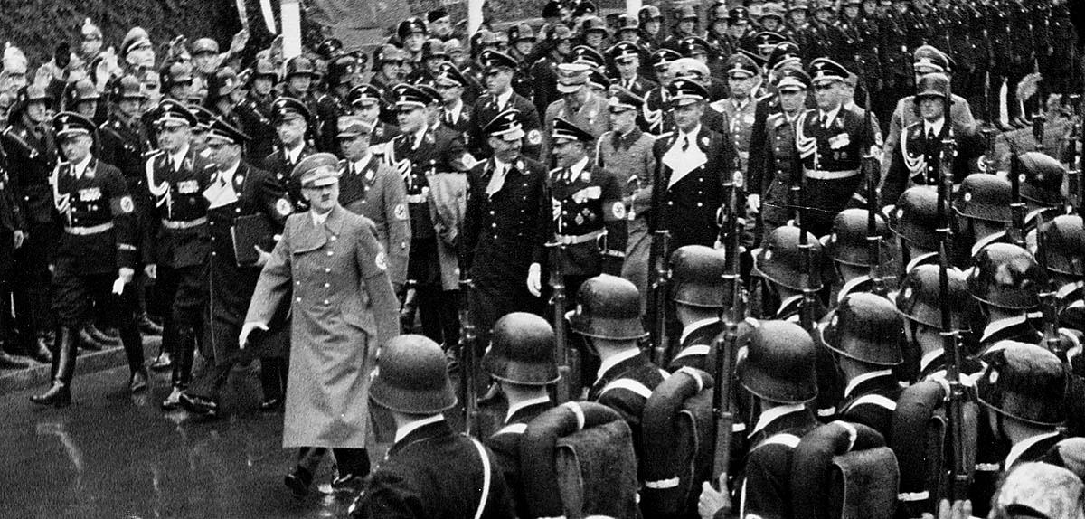 Adolf Hitler under en parad i Berlin 1938. Efter kriget kunde nazistiska krigsförbrytare leva ostört i USA – och Sverige.