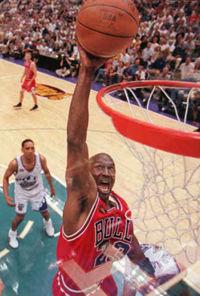 KUNDE FLYGA Michael Jordan när han var som bäst. Nu är superstjärnan på väg tillbaka till NBA.