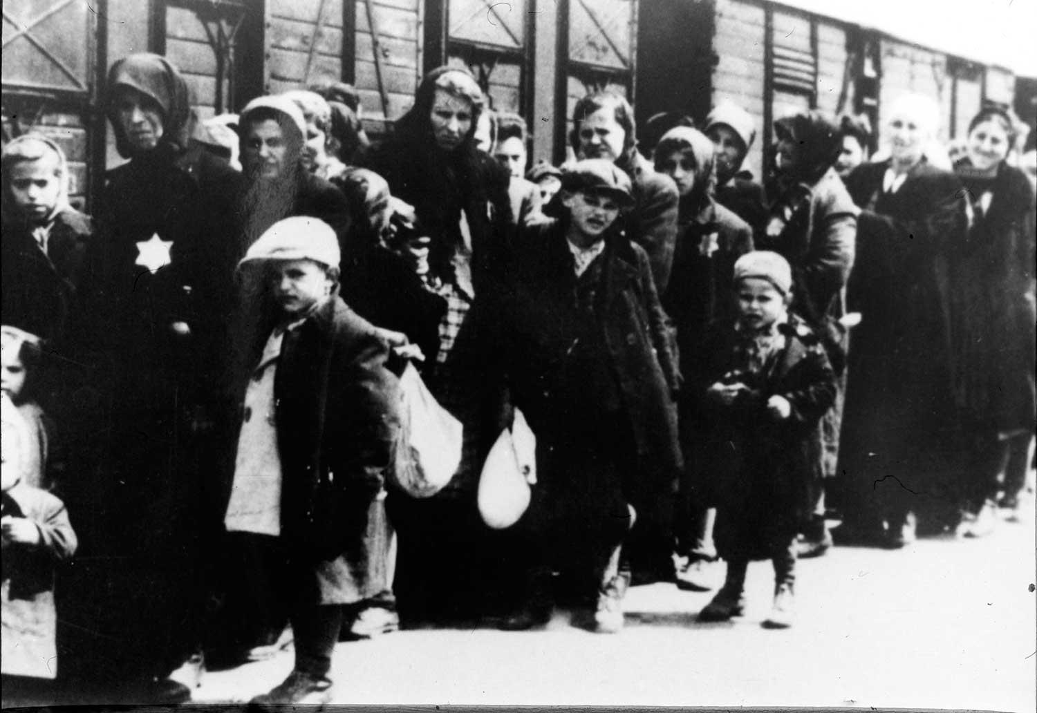 Polska judar i kö till godståget som ska ta dem till koncentrationslägret Treblinka i Polen. På deras bröst finns davidsstjärnan fastsydd. Enligt beräkningar dödades 5,6–6,3 miljoner judar av nazisterna under andra världskriget.