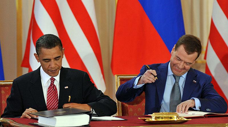 Barack Obama och Dmitrij Medvedev strax efter lunch i dag, när de skrev under nedrustningsavtalet.
