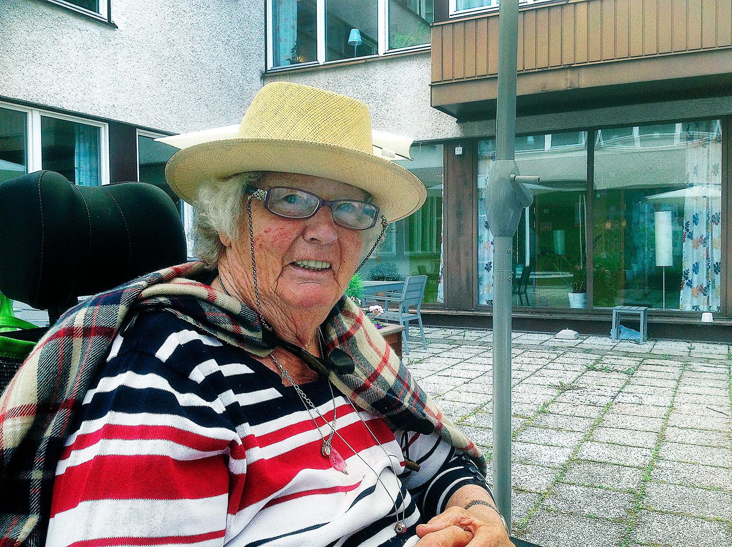 Berit, 84, bor på ett demensboende och har enligt Apoteket betalat ”för lite” för sin medicin sedan maj förra året. Detta beroende på att bolaget har missat att ta ut moms på medicinerna.