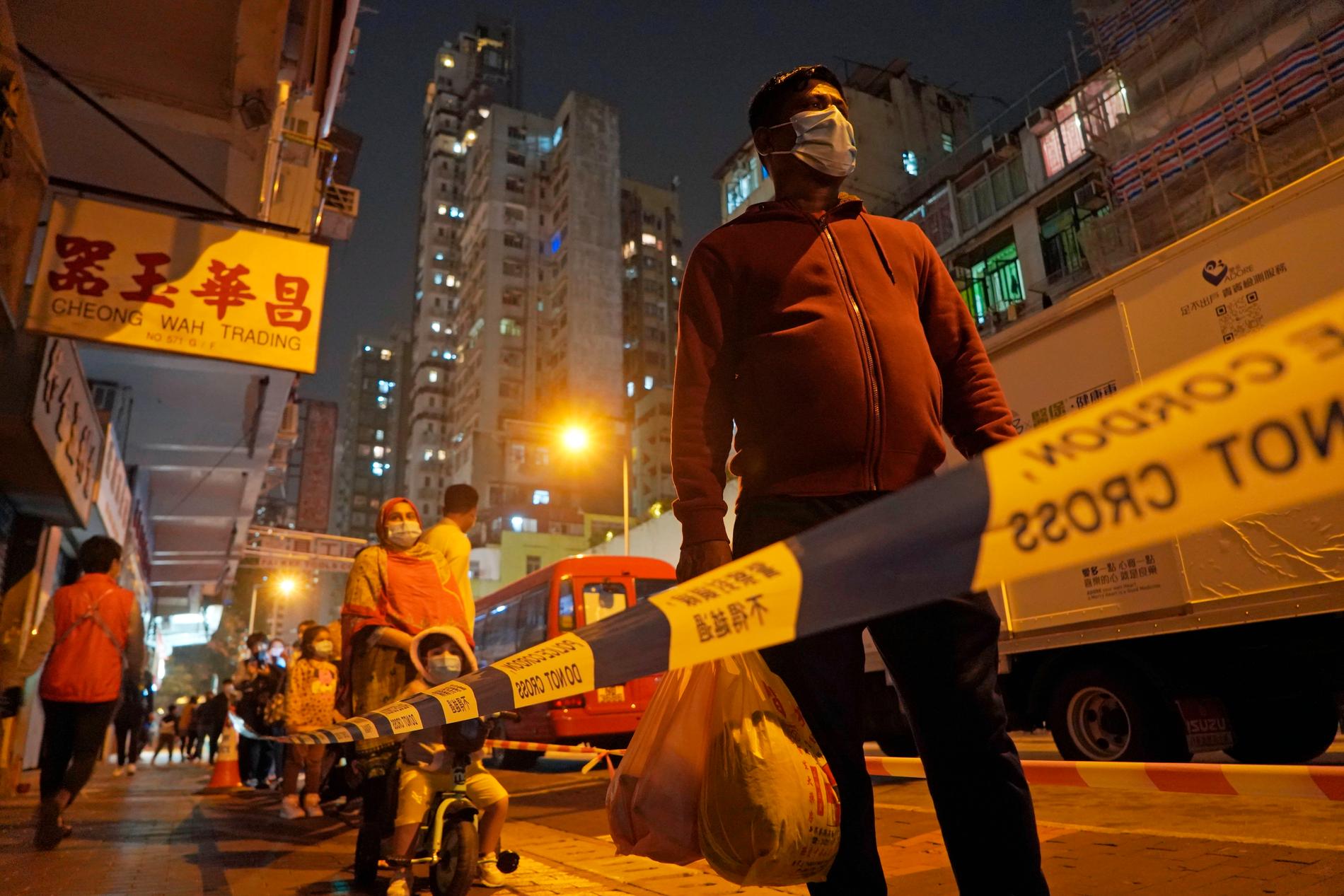 Hongkongbor köade under fredagskvällen vid tillfälliga testanläggningar inför lördagens nedstängning.
