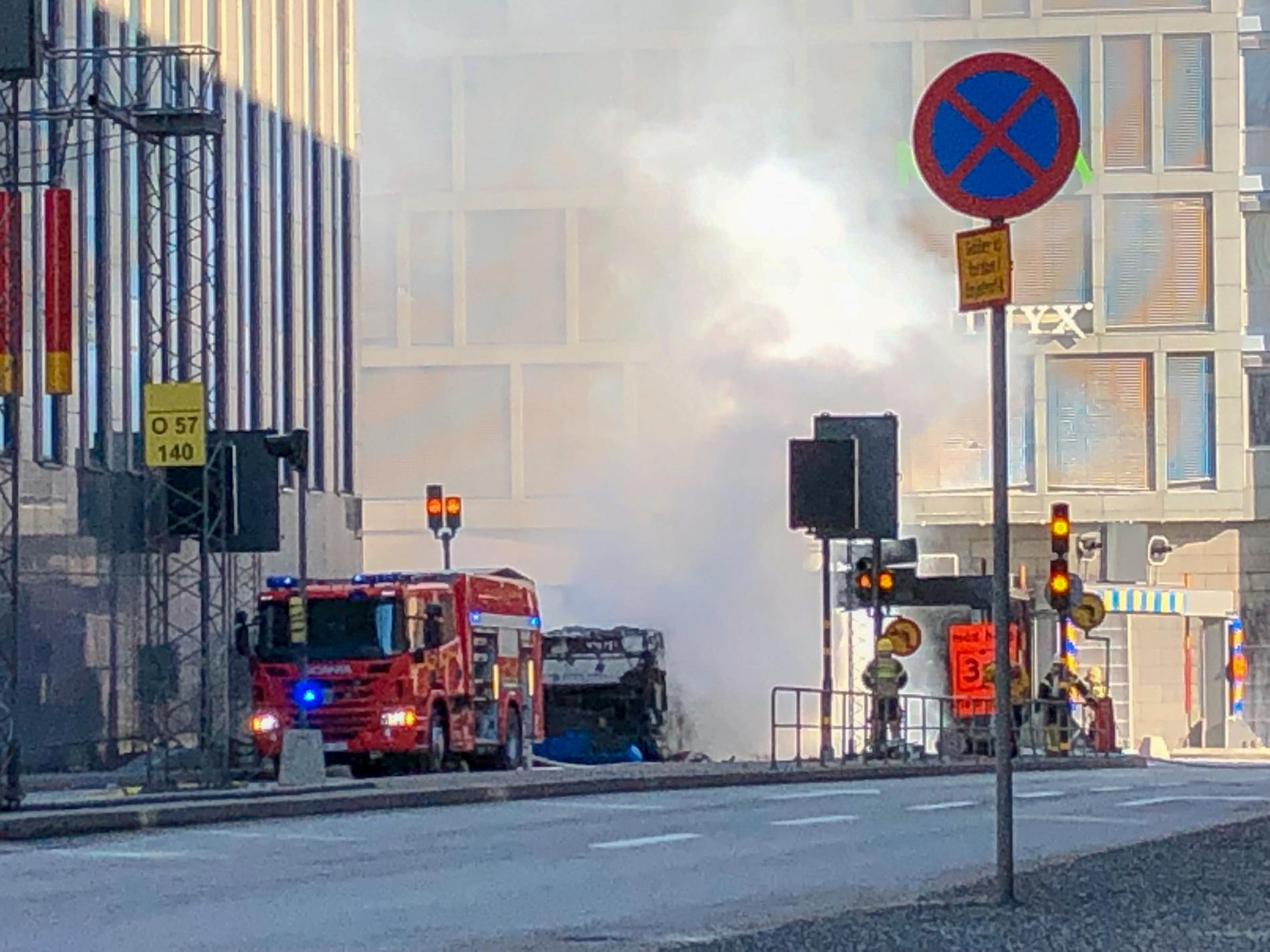 Det var i mars i år som en gasdriven buss körde in i ett höjdhinder vid Klaratunneln i Stockholm och började brinna. Arkivbild.