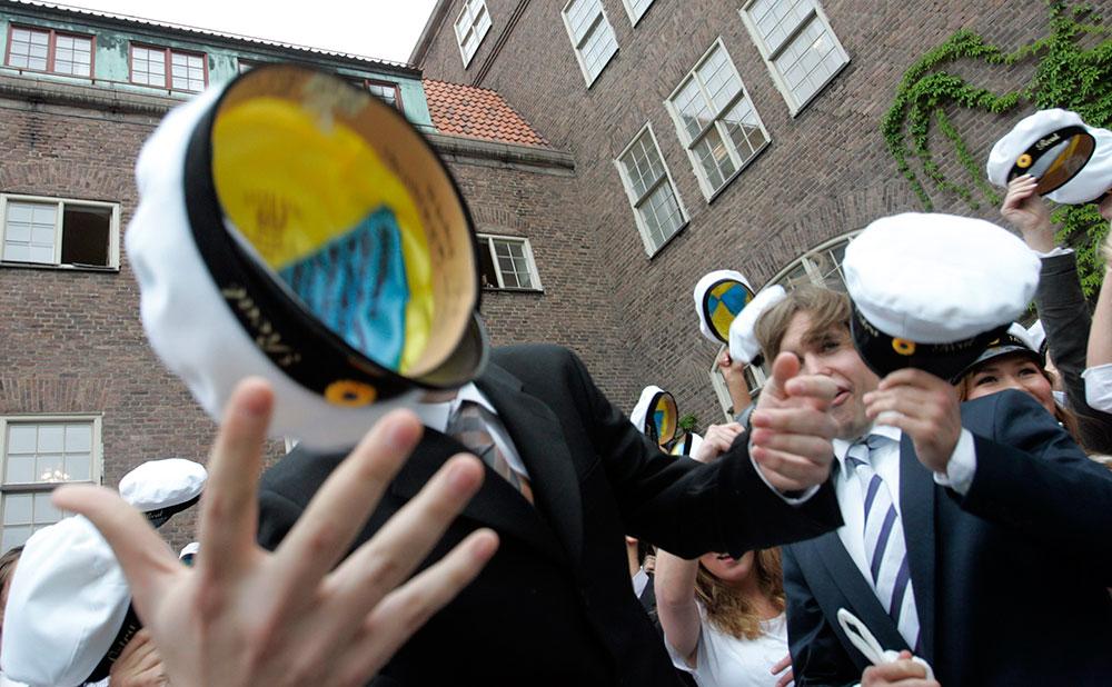 Elever på Östra Real på Östermalm tar studenten, arkivfoto från 2005.