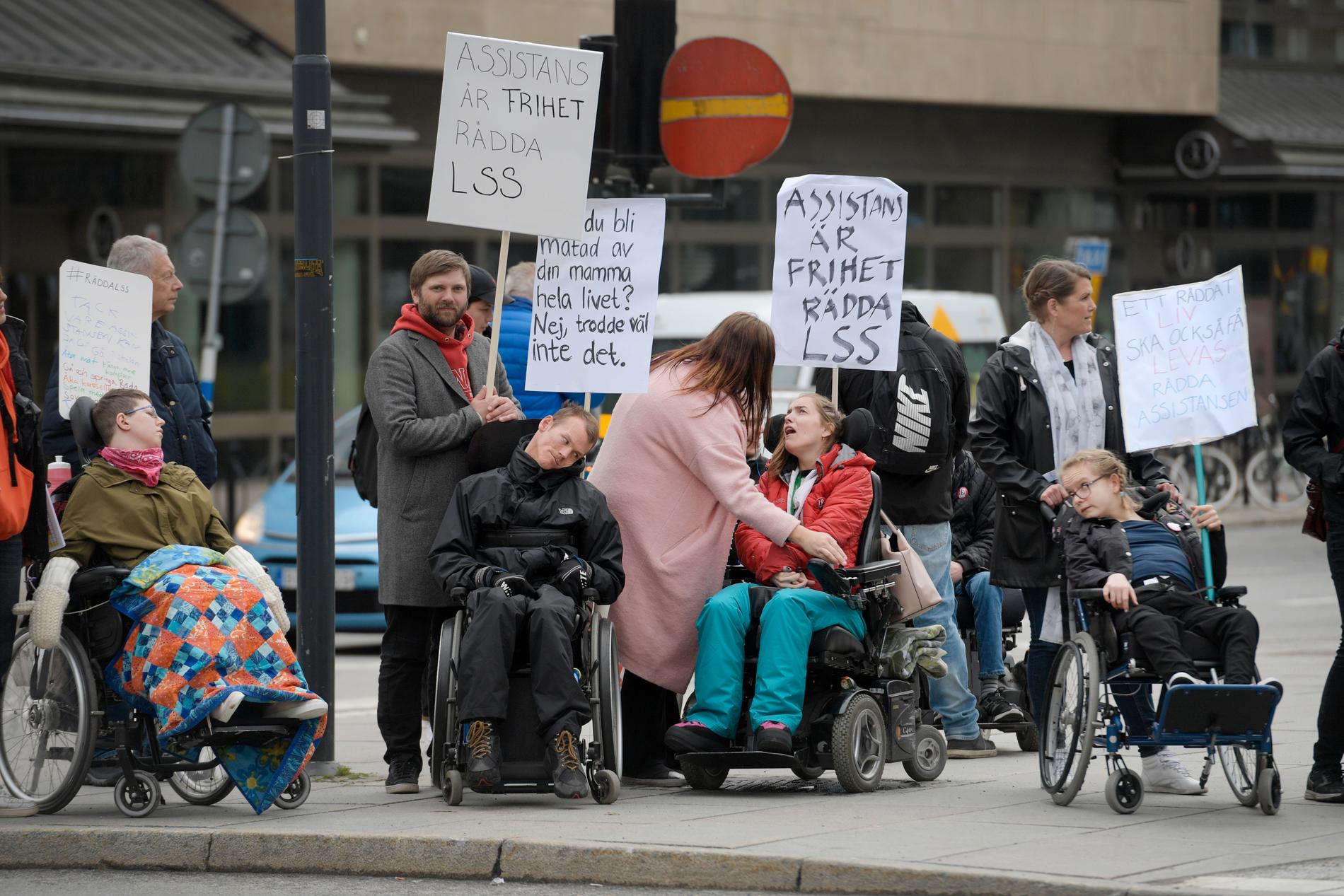Demonstration om LSS på Vasagatan vid Norra Bantorget i Stockholm inför Socialdemokraternas partiordförande Stefan Löfvens förstamajtal 2018.