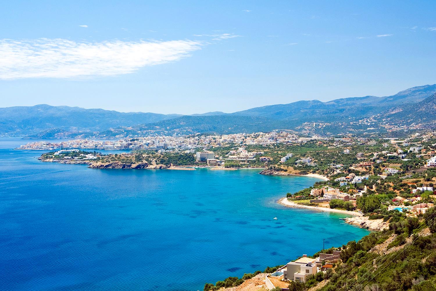 Agios Nikolaos ligger vid Mirabellbukten på östra Kreta.