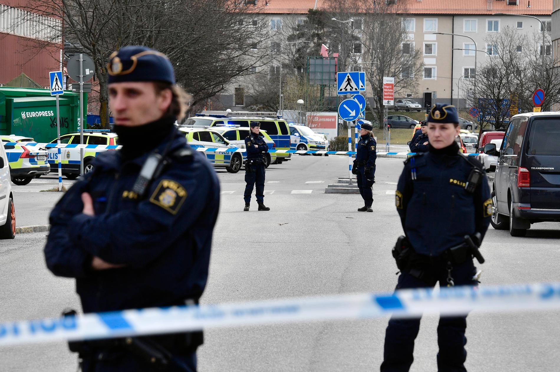 Enligt uppgifter till Aftonbladet är två personer döda. 