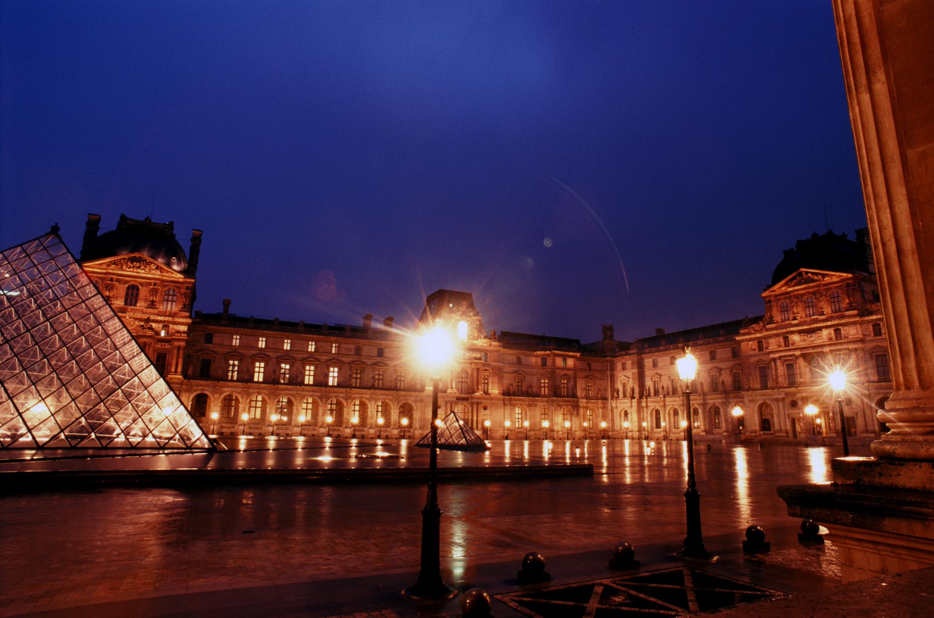 Museet Louvren i Paris stängdes på torsdagen på grund av översvämningarna.