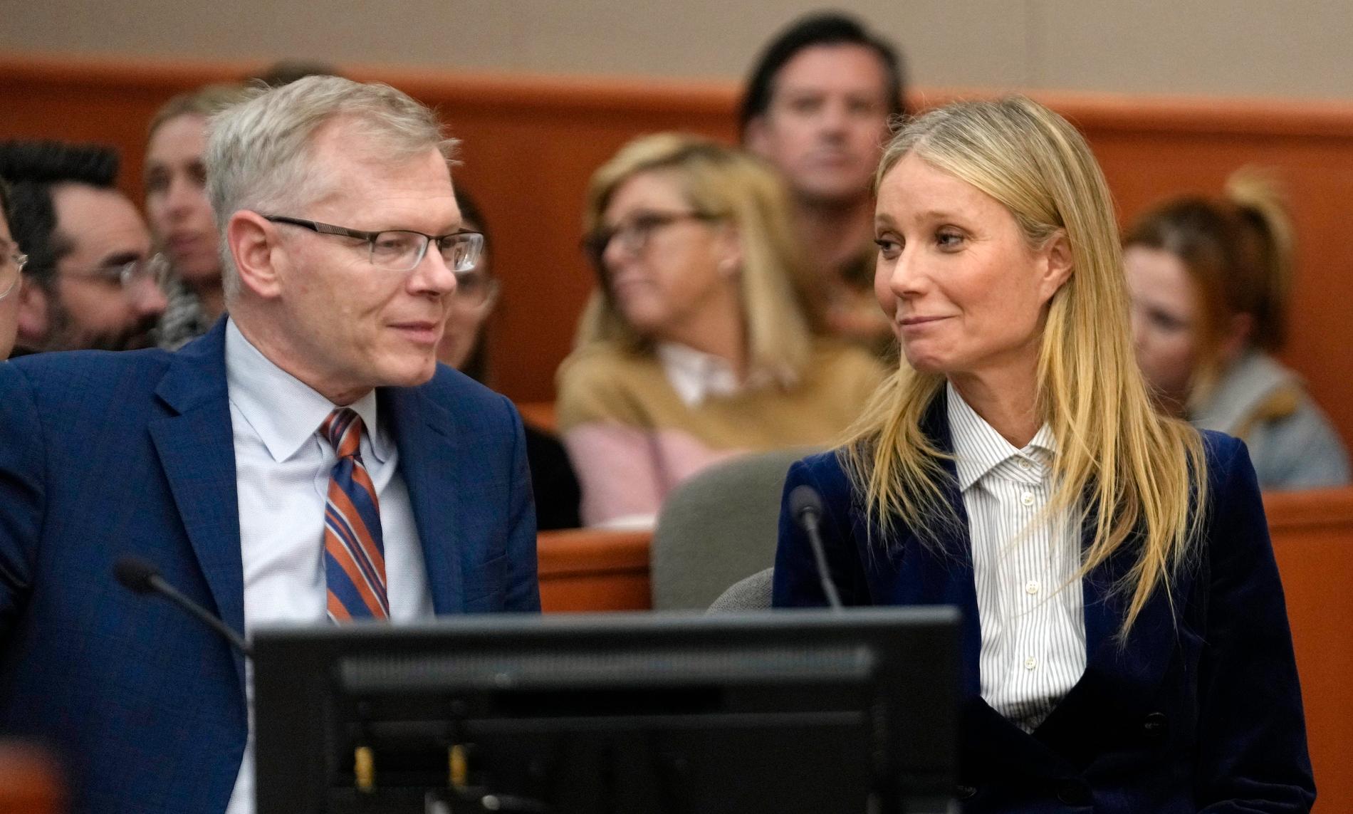 Gwyneth Paltrow och hennes advokat Steve Owens får domen uppläst.