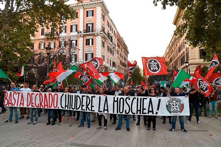 Anhängare till CasaPound protesterar mot en moské på Via San Vito i Rom, 4 oktober.