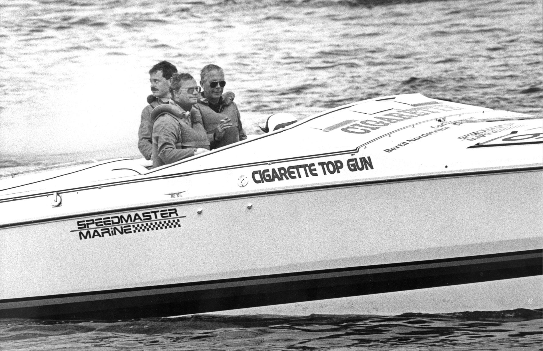 Kung Carl XVI Gustaf och Bertil Nordström tävlar i Roslagsloppet 1988 med kungens båt ”Cigarette Top Gun”