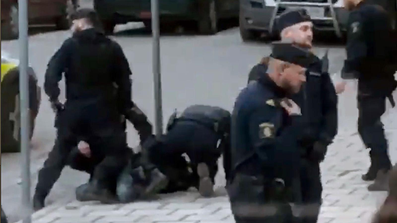 Här brottas skådespelaren Adam Pålsson ner av polis under inspelningen av SVT-serien ”Innan vi dör” .
