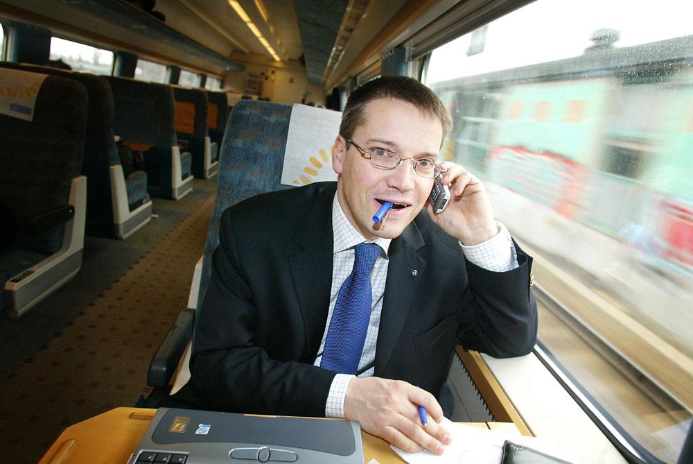 Blivande partiledaren för Kristdemokraterna åker tåg.
