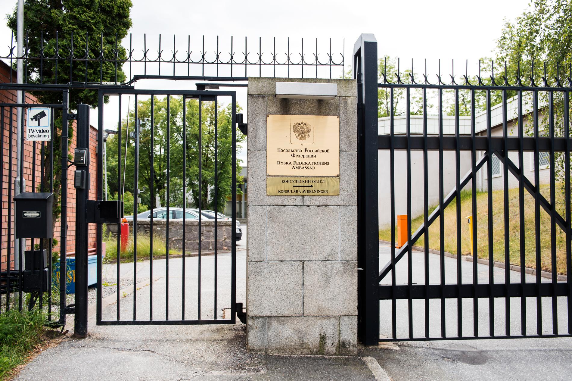 Minst åtta identifierade misstänkta spioner finns fortfarande kvar på ambassaden