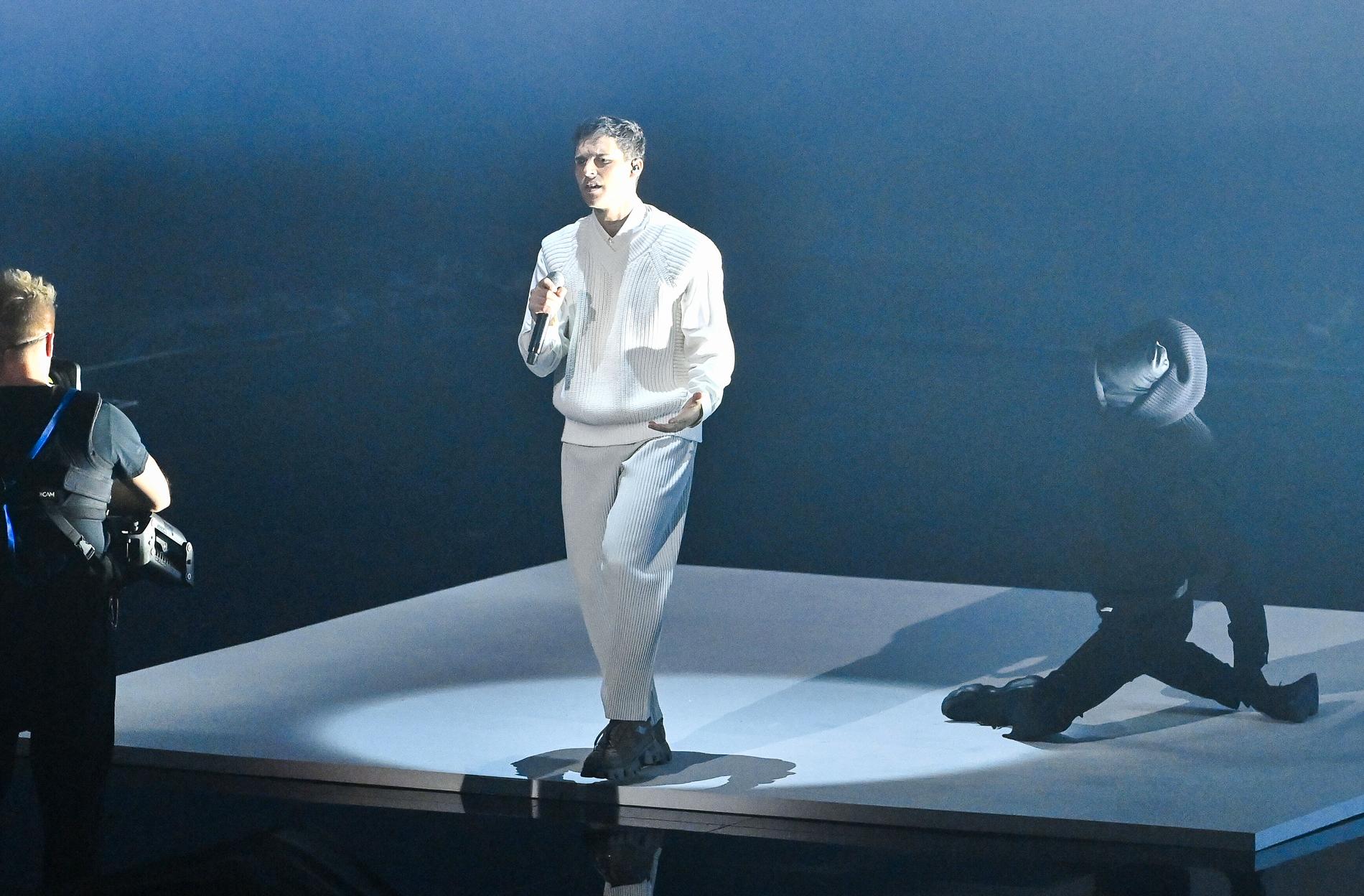 Melodifestivalen 2021, ”Every minute”: Eric Saade på en vit golvplatta tillsammans med en ensam svartklädd dansare.