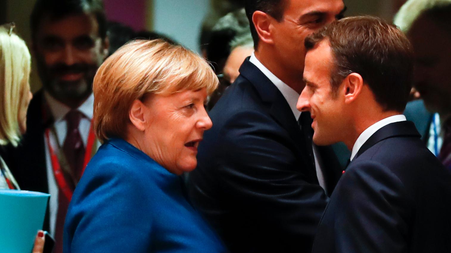 Tysklands Angela Merkel och Frankrikes Emmanuel Macron gör inte samma kopplingar mellan vapenexport och journalistmord. Arkivbild från 17 oktober.