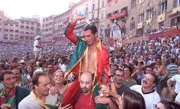 Luca Minisin vinner tävlingen Il Palio 2001 och tar emot folkets jubel. Tävlingen har pågått sedan 1656. Nästa vecka koras årets vinnare.