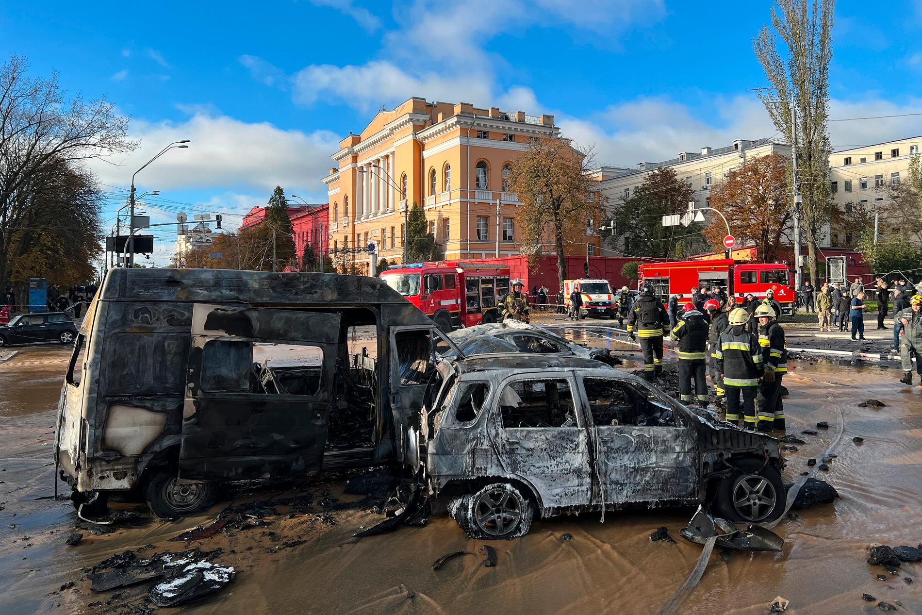 Utbrända bilar efter en attack mot Kiev nu på morgonen.