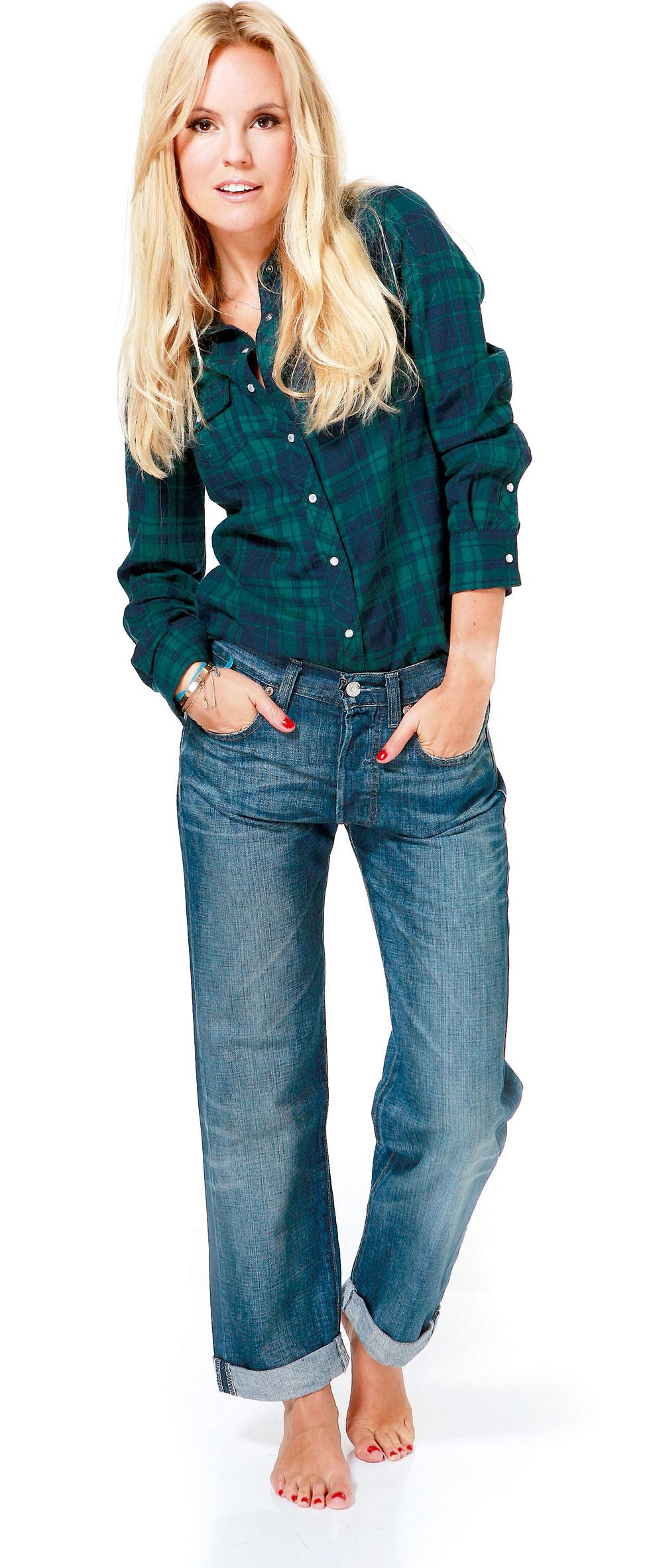 Tips! Pojkvänsmodellen ser jag till att rulla upp nertill och gärna matcha med en rutig skjorta. Dessa kommer från Levi’s och kostar 1 099 kronor.