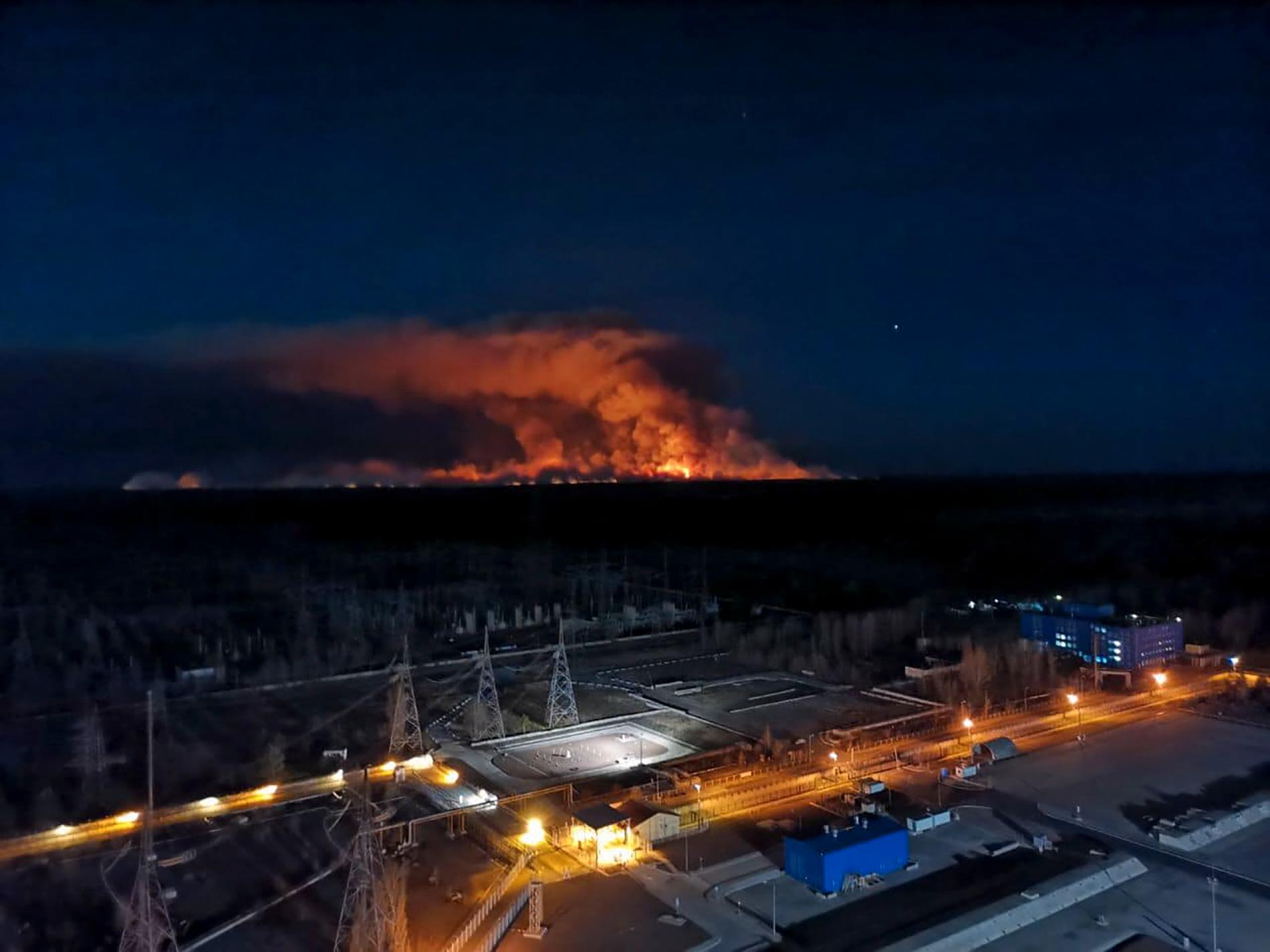 Skogsbränderna syntes från reaktortaket i Tjernobyl i fredags.