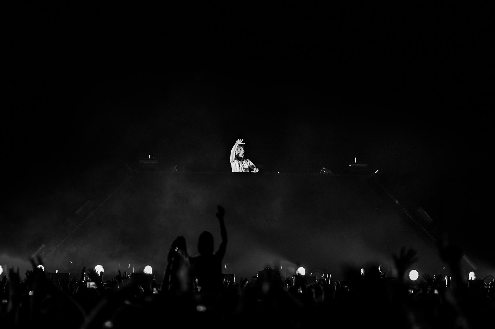 Avicii under sin konsert på Tele2 Arena 2014. 