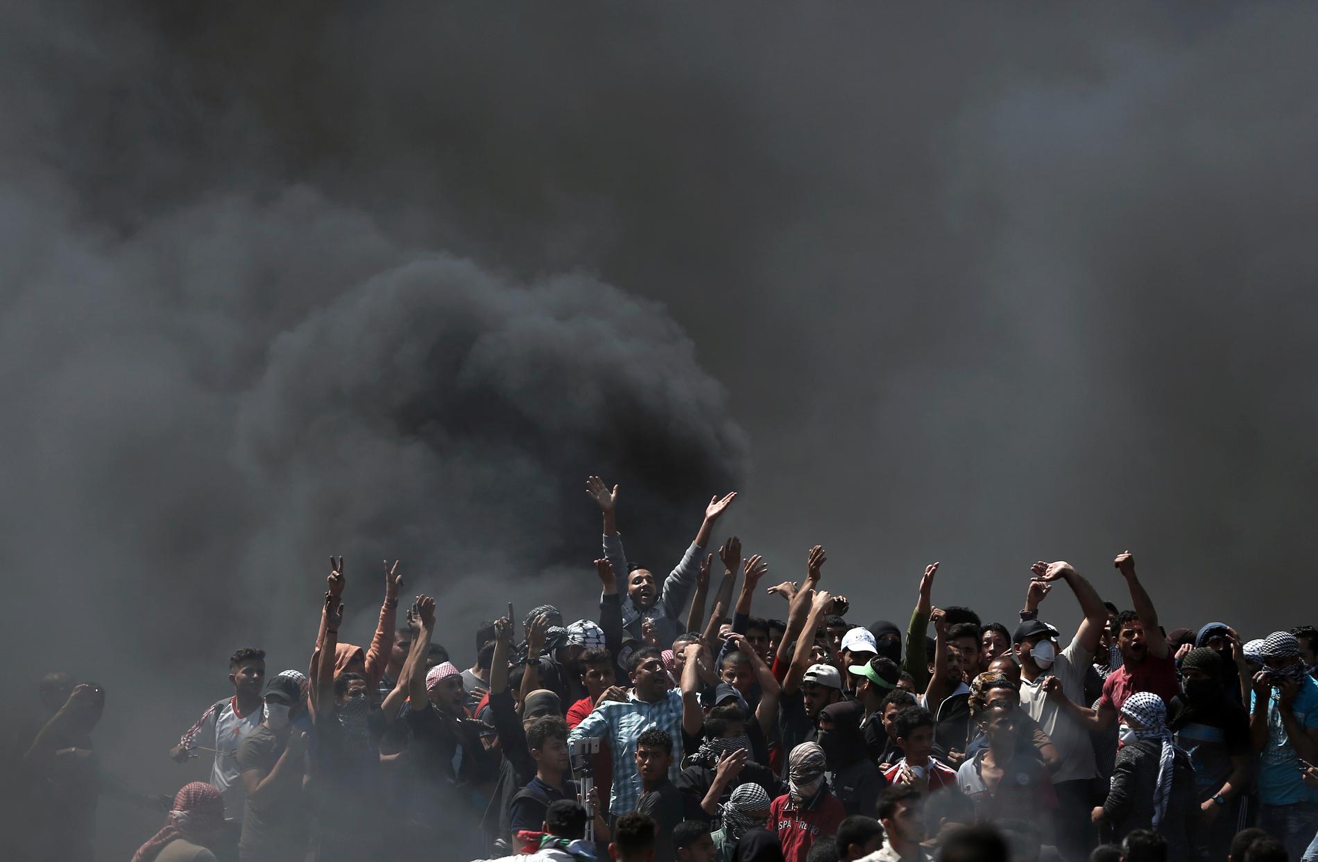 Palestinier bränner bildäck under protesterna vid Gazas gräns mot Israel under måndagen.