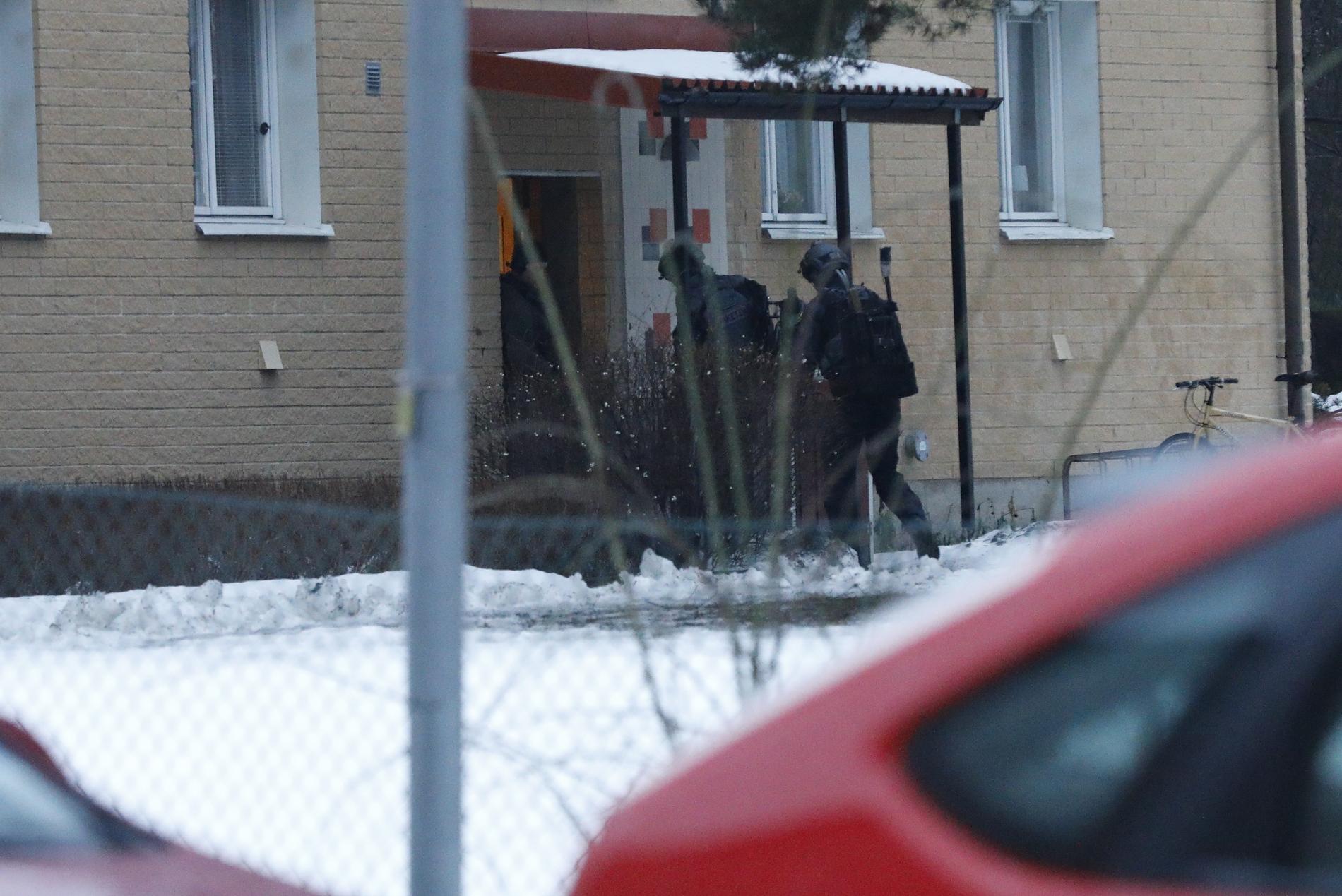 Polis vid adressen i Järfälla
