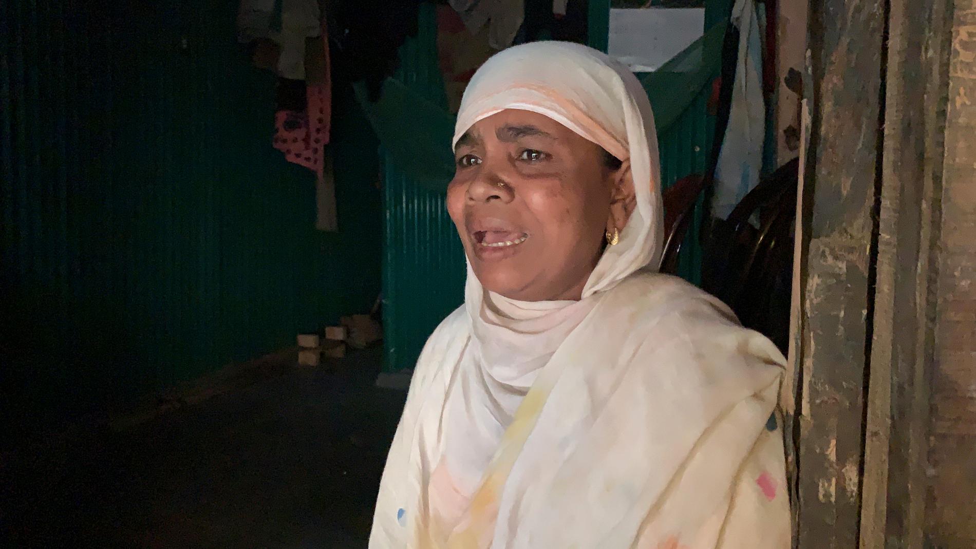 Nasima Khatuns 25-årige son befann sig ombord på den strandade båten. Själv har hon stannat kvar i ett av flyktinglägren i Cox’s Bazar.