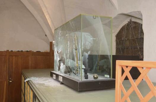 Utställningsrummet med den krossade glasmonter där regalierna visades för allmänheten.
