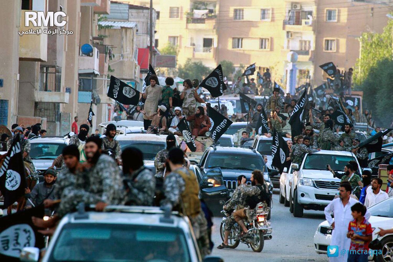 Terrorister från IS i syriska Raqqa, staden de kallar sin huvudstad.