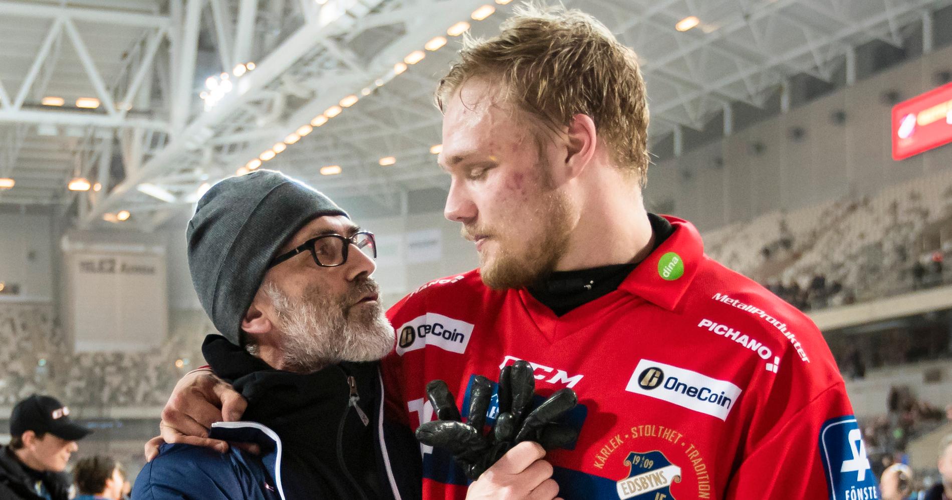 Martin Frid tillsammans med tränaren Ola Johansson efter SM-guldet 2017.