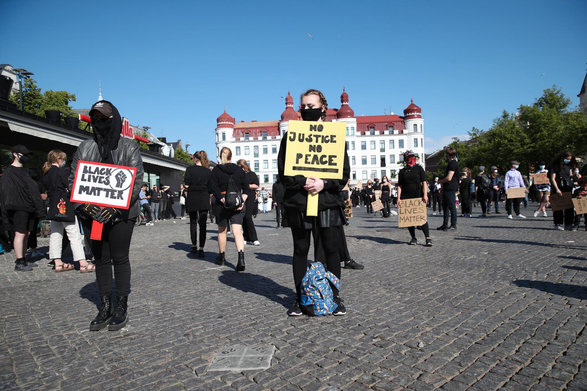 Kollektivet Aktivista Feminista, Aktivista Feminista First Aid samt Asylgruppen i Malmö arrangerade demonstrationen.