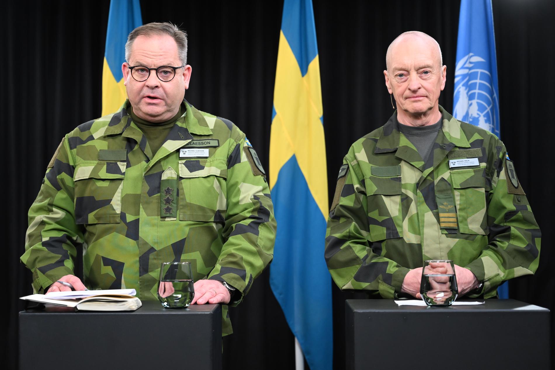 Insatschef Michael Claesson (t v) och Michael Malm från totalförsvarsavdelningen under försvarsmaktens digitala pressträff på torsdagen.
