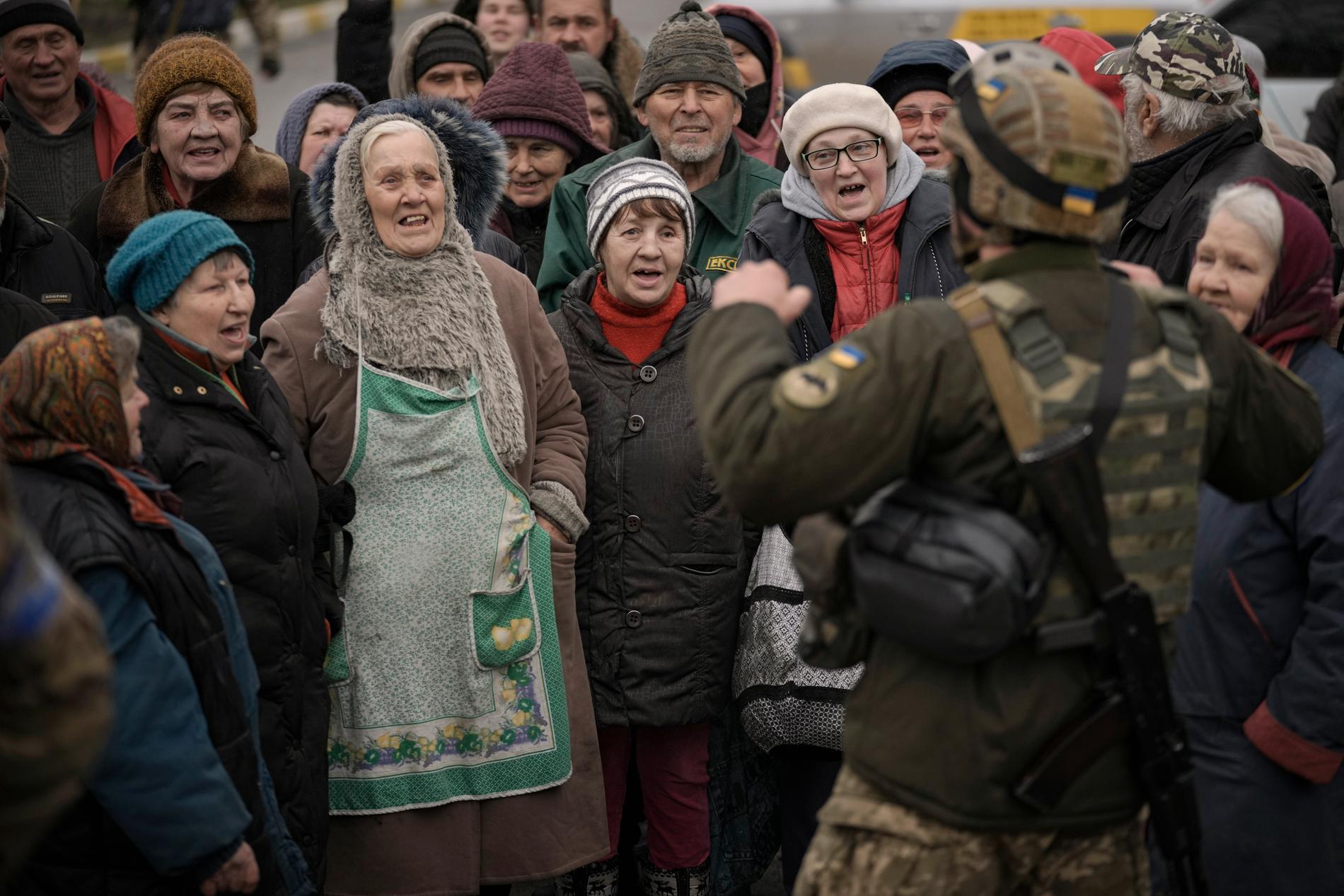 Civila gläds åt de ukrainska soldaternas återkomst. 
