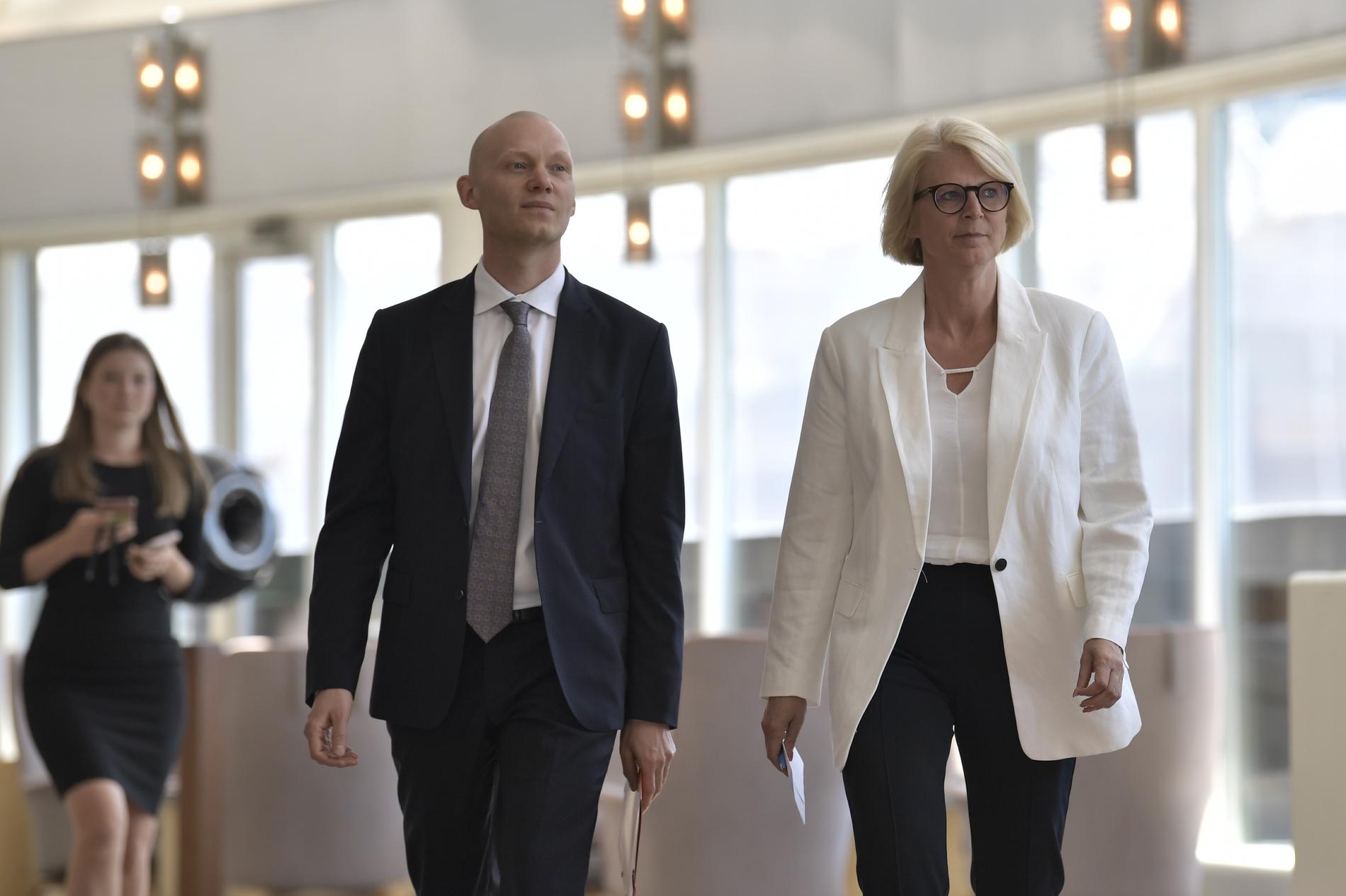 Moderaternas ekonomisk-politiska talesperson Elisabeth Svantesson och skattepolitiska talesperson Niklas Wykman håller pressträff för att presentera nya förslag mot välfärdsbrottsligheten.