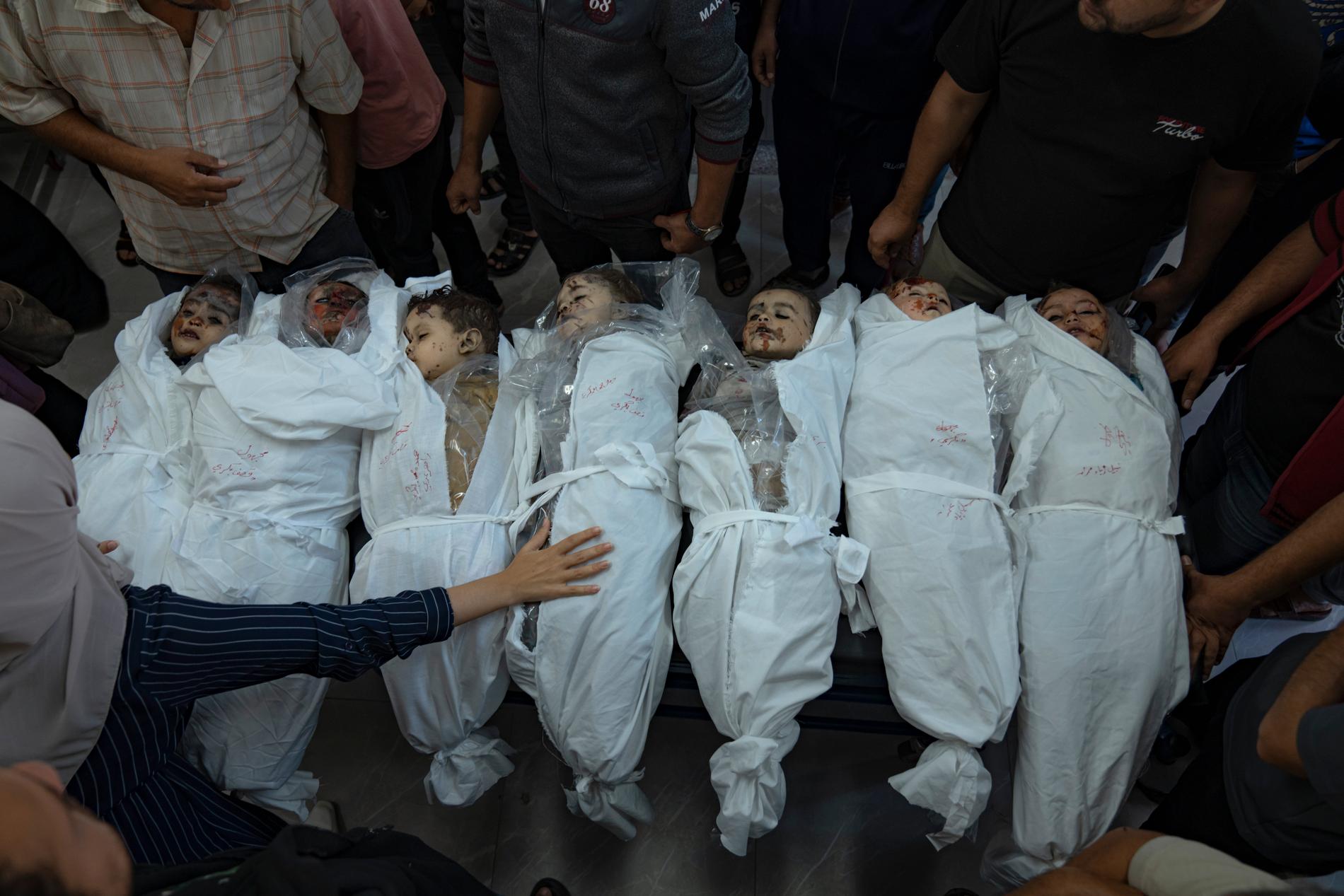 Palestinska barn som dött efter Israels bombningar av Gazaremsan vid bårhuset i Khan Younis, den 19 oktober, 2023.