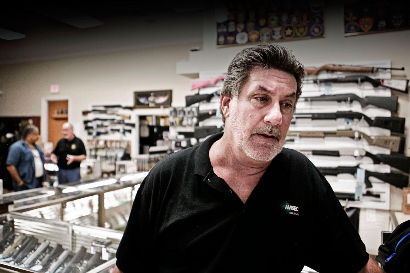 – Jag tänker inte stänga igen min butik. Det handlar om en dålig människa som har förstört för alla andra, säger Edward Henson, vapenhandlaren i vars affär mördaren Mateen köpte sina vapen.