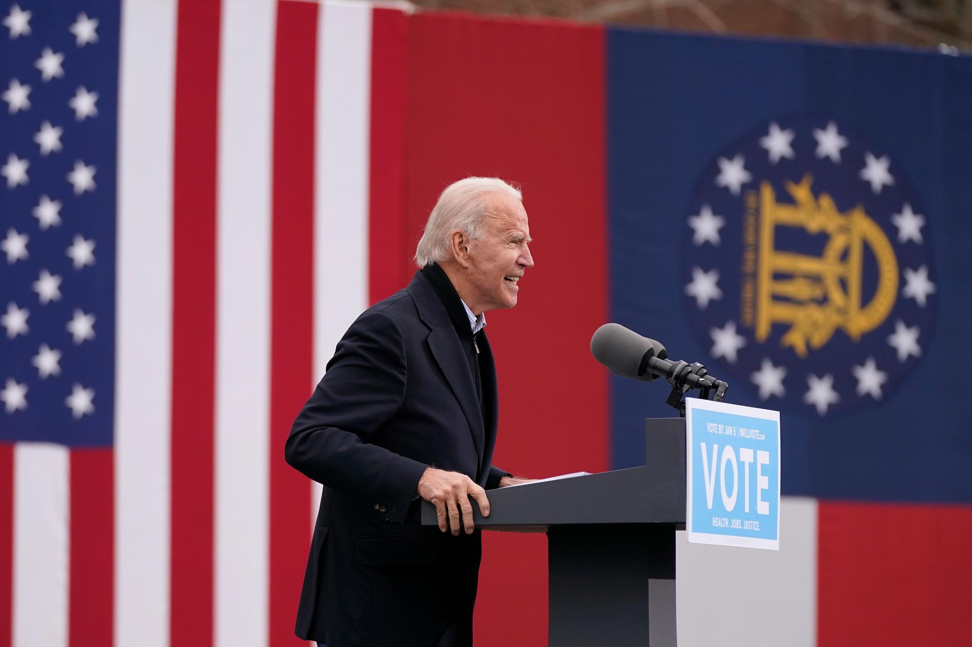 Joe Biden under ett kampanjmöte i Georgia.