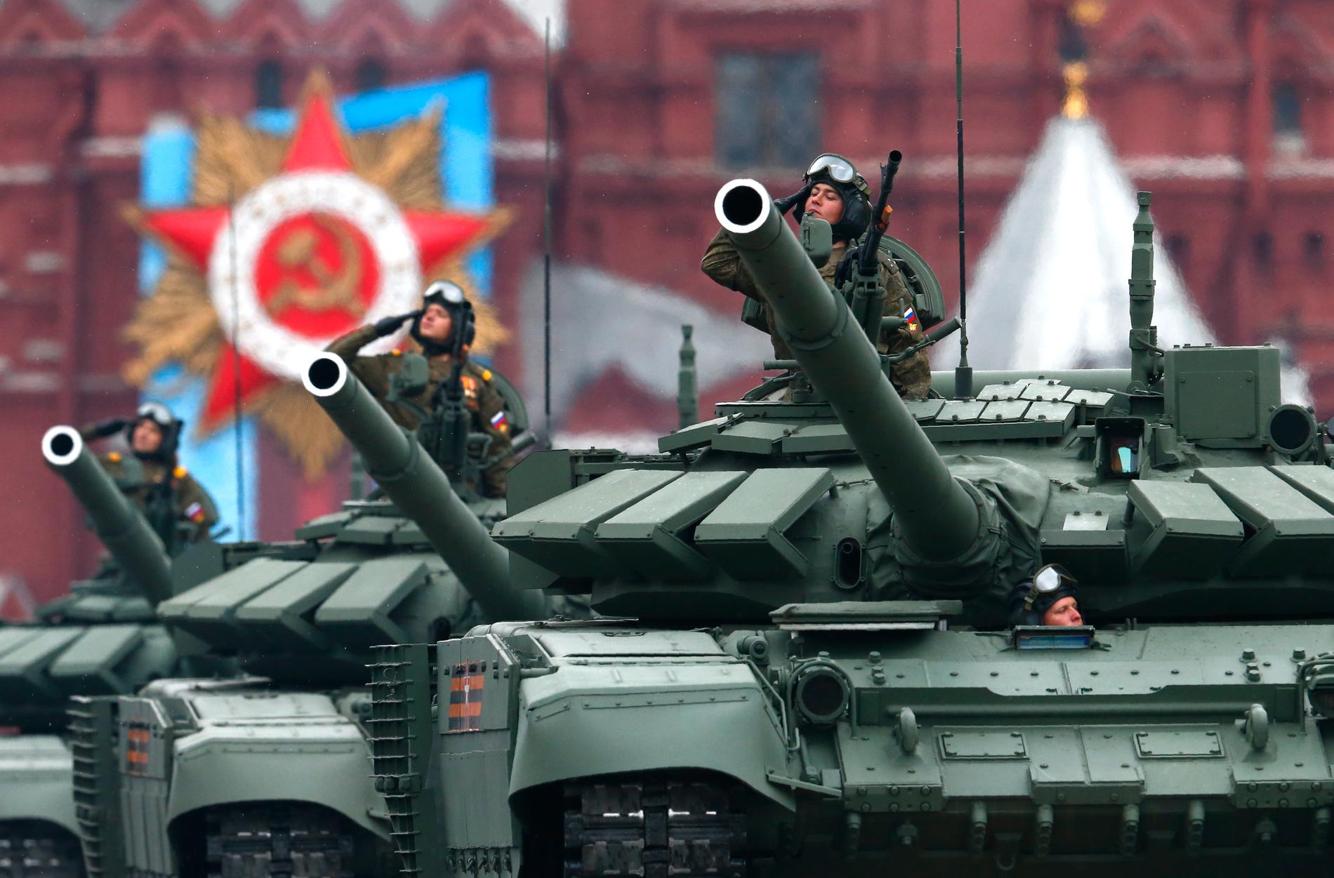 Ryska stridsvagnar rullade genom Röda torget i Moskva under segerdagens militärparad.