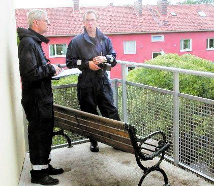 HÄR HOPPADE HAN Tekniker undersöker balkongen som den misstänkte mördaren hoppade ifrån.