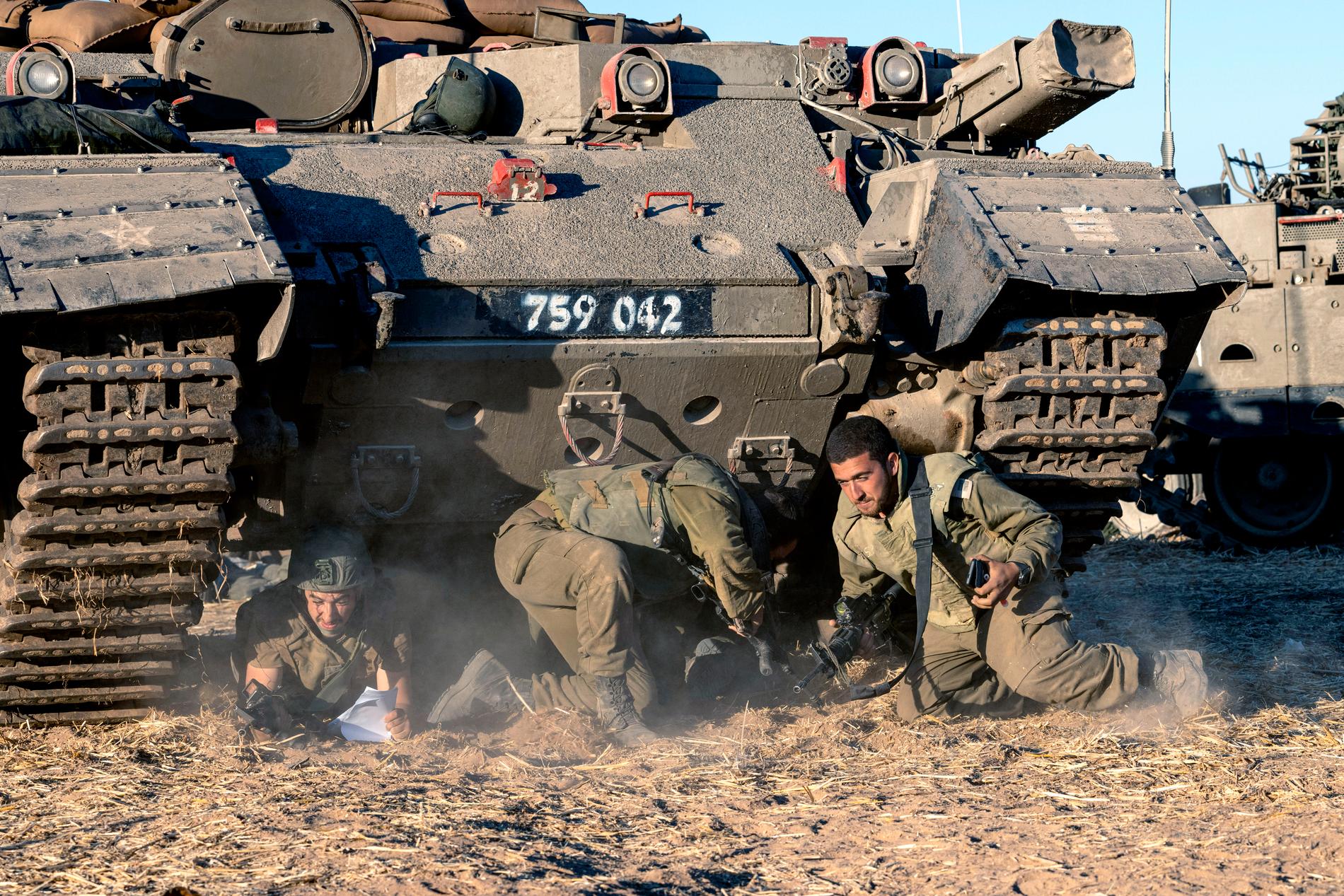Israeliska soldater tar skydd efter larm om inkommande raketer från Gaza. 