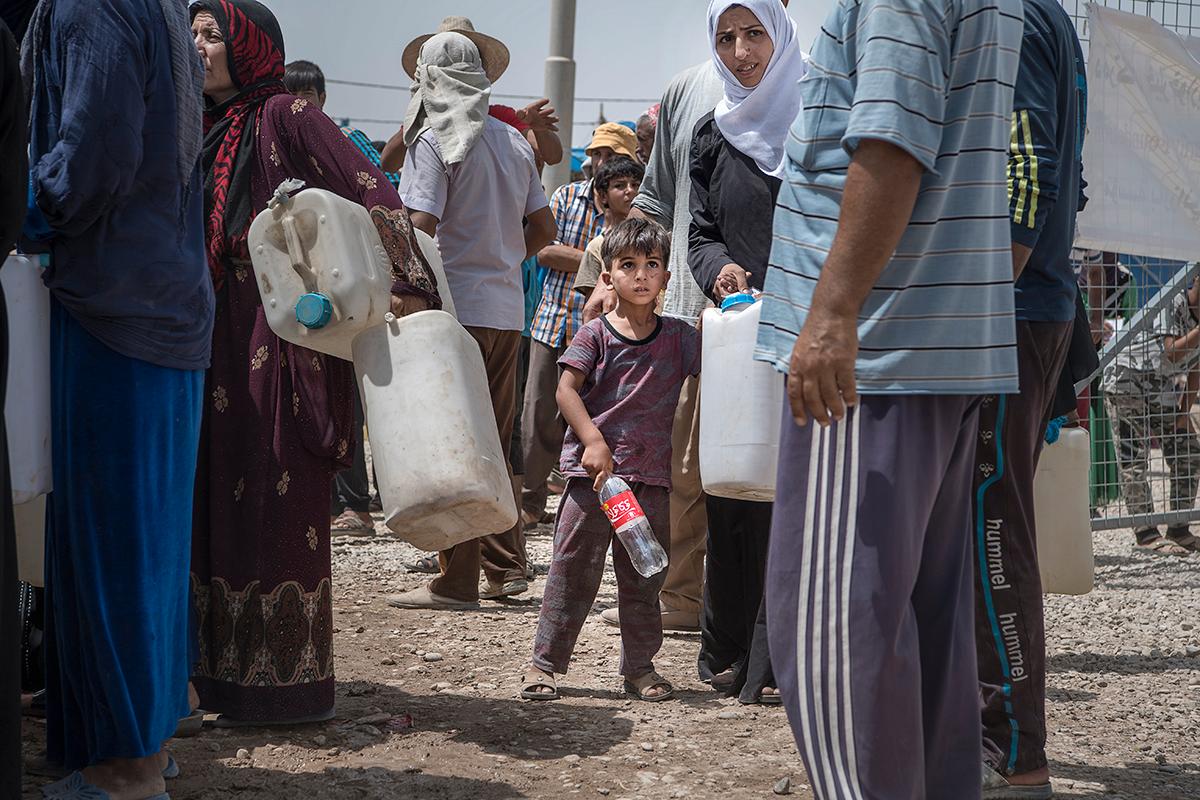 Ett barn står redo för att hämta vatten i flyktinglägret Khazer, 3 mil utanför Mosul.