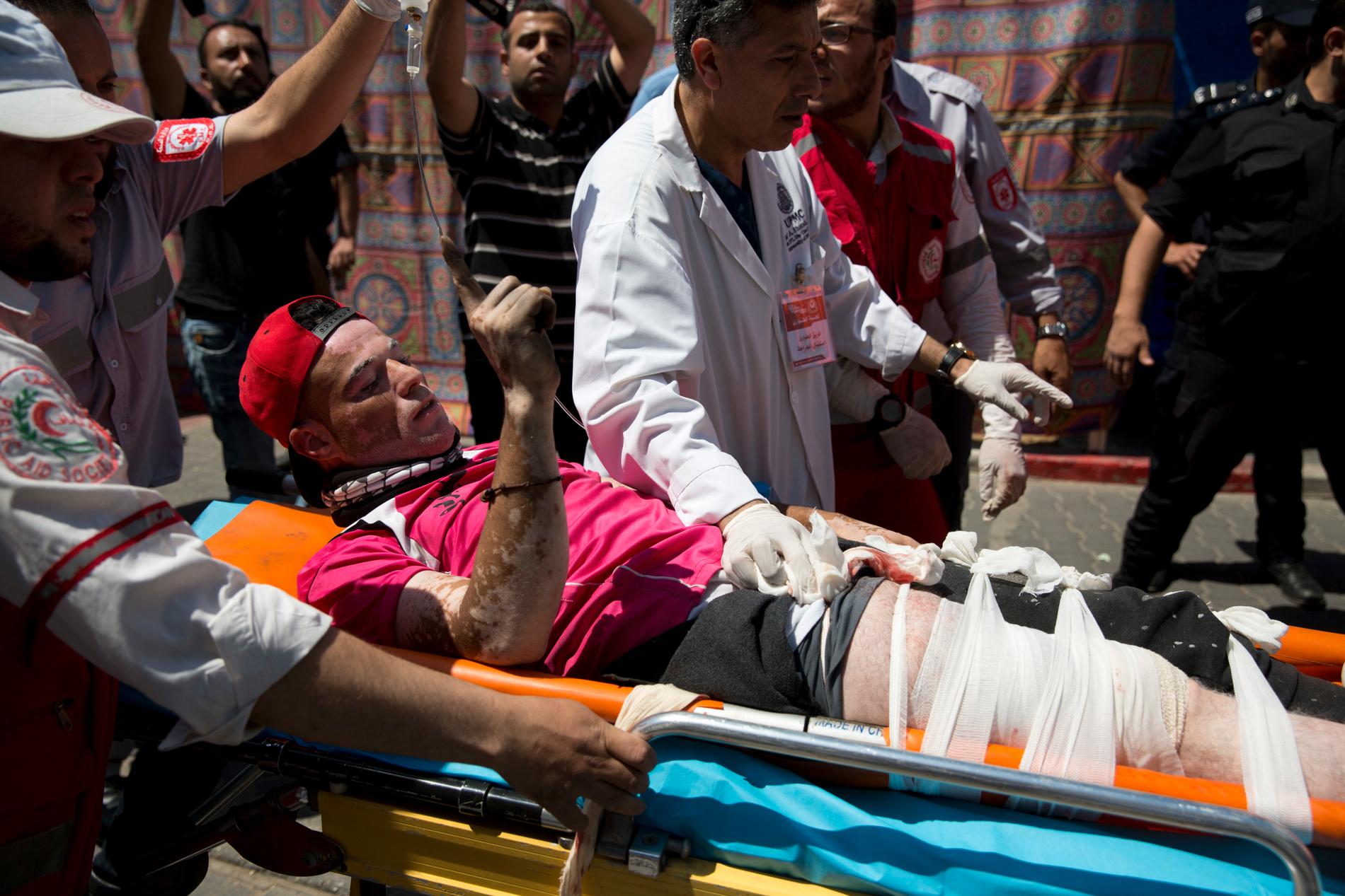 En palestinier som skadats i samband med protesterna förs till ett sjukhus i Gaza.